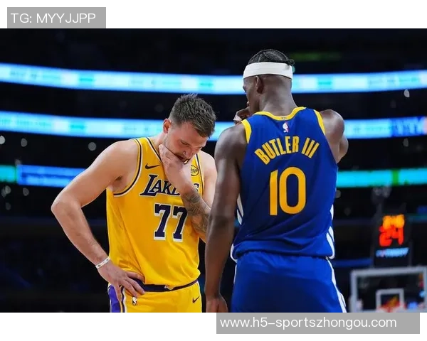 巴特勒半场表现抢眼15分钟内高效贡献8分3助攻3前场板展现杀伤力 巴特勒半场表现抢眼15分钟内高效贡献8分3助攻3前场板展现杀伤力